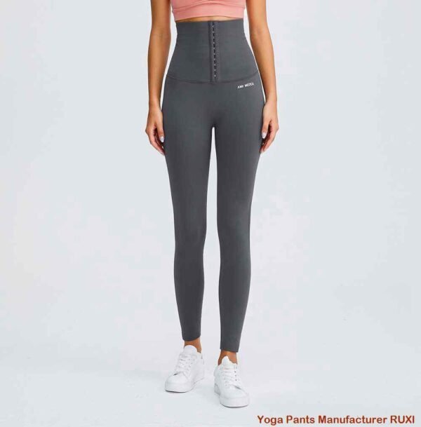 panlalaking puting track suit