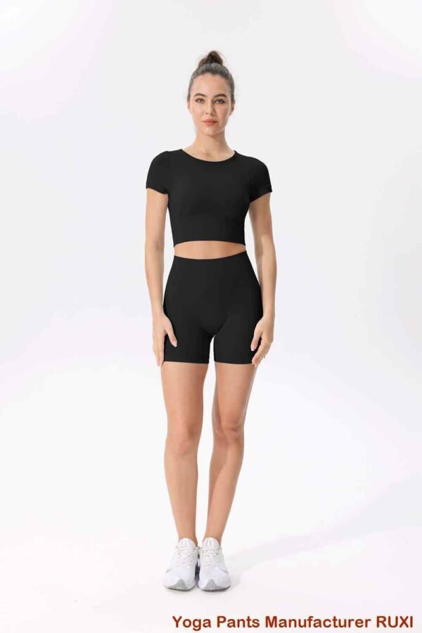 lila na pang-atleta na shorts