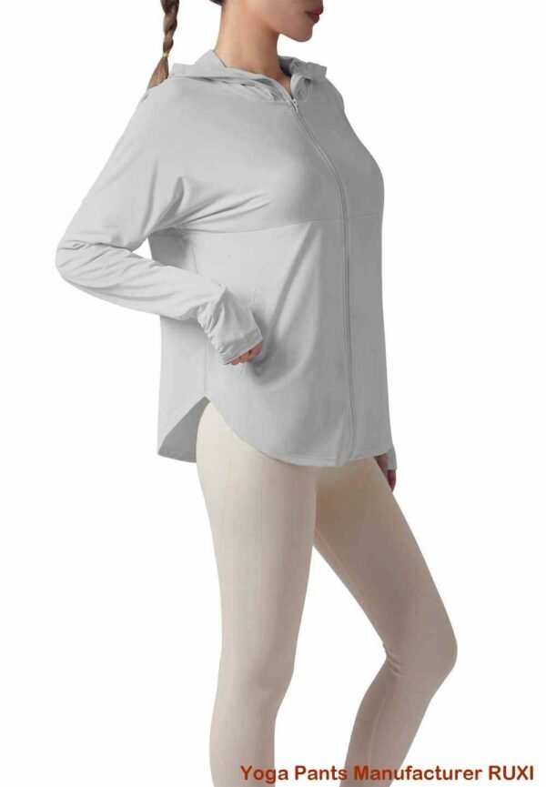panlalaking puting tennis shorts